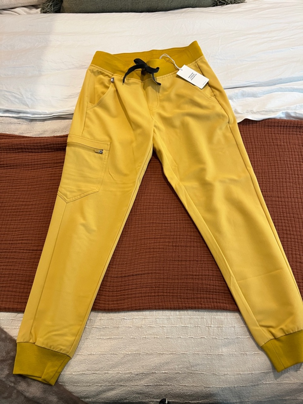 NWT Figs Zamora jogger scrub pants XSP in Gold